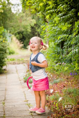 Jarní focení dětí - holčička s růžovou sukýnkou